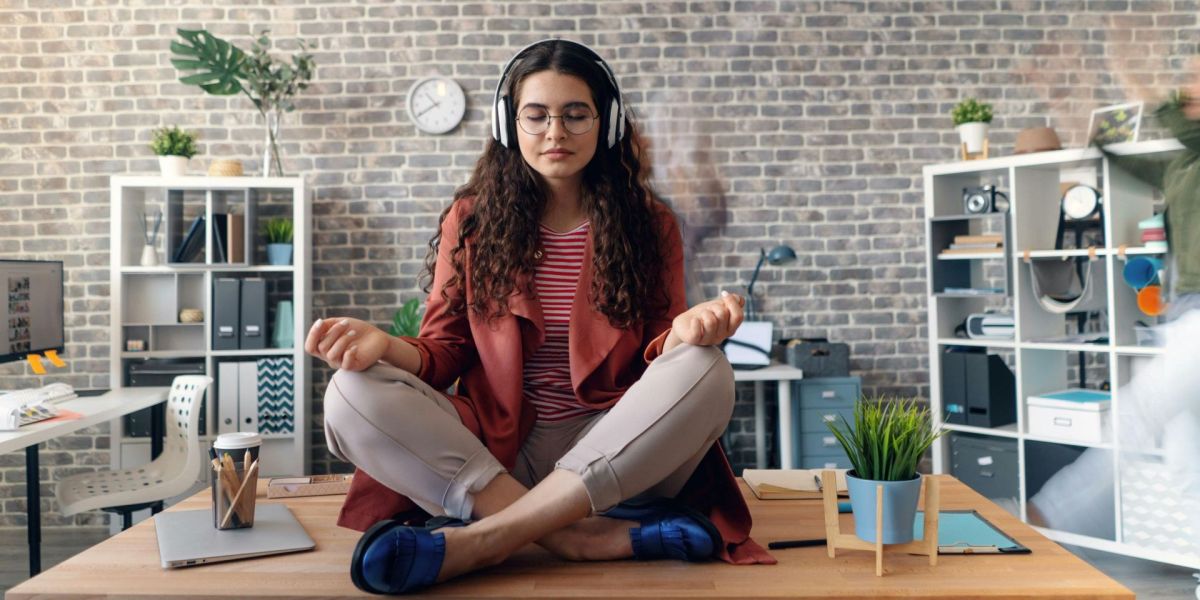 Achtsamkeit im Job: So stärkst du dein Wohlbefinden bei der Arbeit